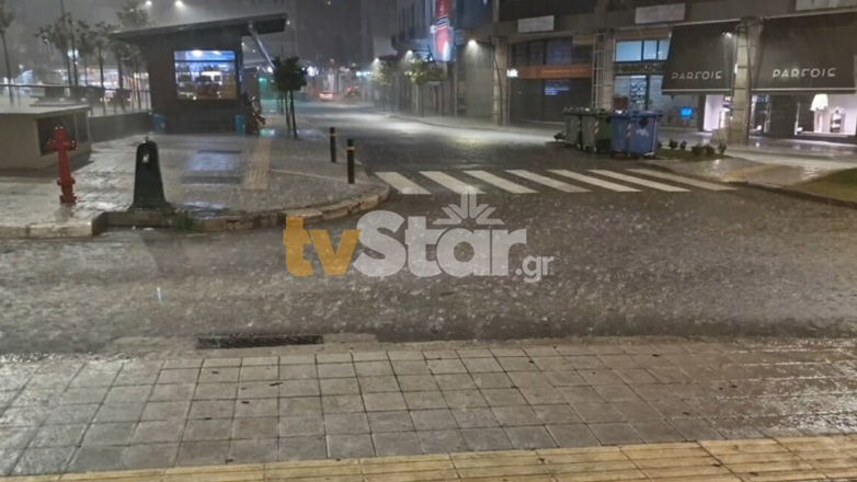 Άνοιξαν οι ουρανοί στη Λαμία