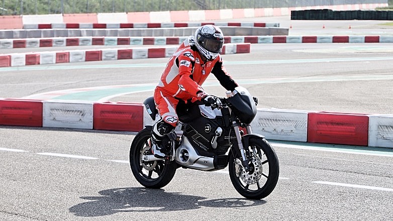 Αποκλειστικό: Ο οδηγούμε την Super Soco TC Max μαζί με Παγκόσμιους Πρωταθλητές