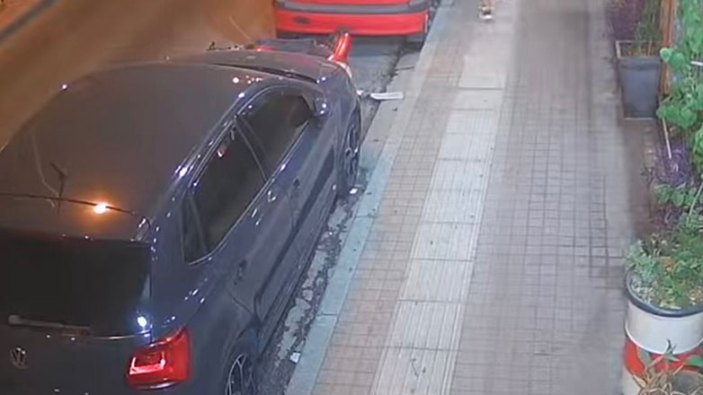 Θεσσαλονίκη: Οδηγός αυτοκινήτου χτύπησε και εγκατέλειψε μηχανή