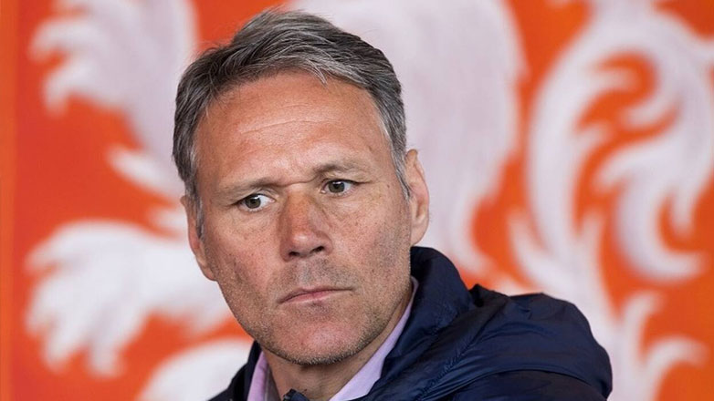 Φαν Μπάστεν: «Σταματήστε το επαγγελματικό ποδόσφαιρο στην Ολλανδία»