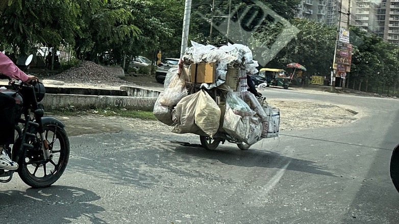 Το τερμάτισε ένας Ινδός με τις σακούλες του Super Market!