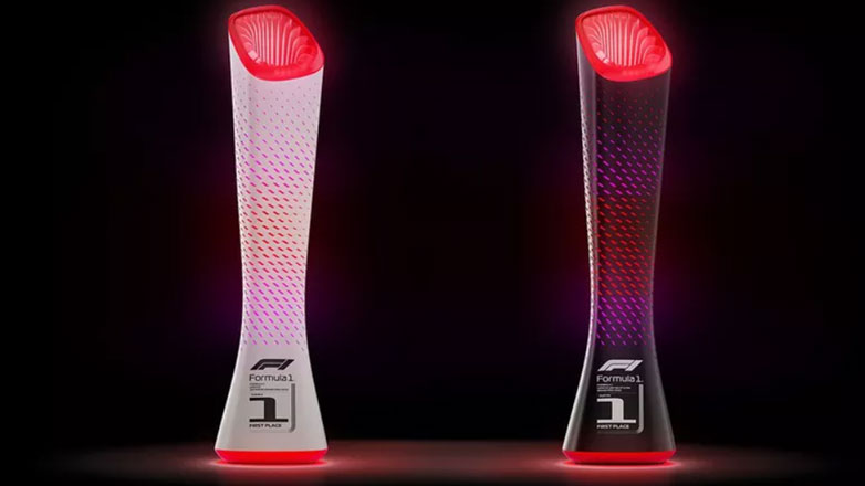 Το τρόπαιο της F1 φωτίζει στα χρώματα της ανάλογης εθνικής σημαίας όταν το φιλάει ο νικητής
