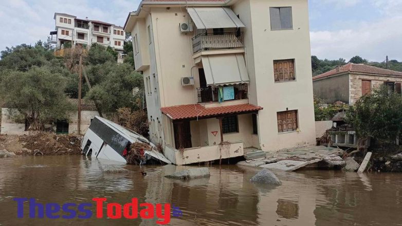 Το τριώροφο σπίτι στο Πήλιο στηρίζεται ακόμη στο λεωφορείο, 21 ημέρες μετά το καταστροφικό πέρασμα του Daniel