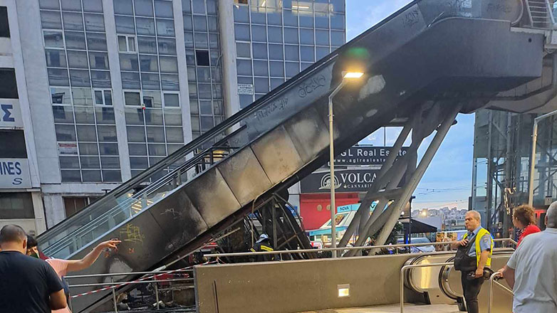 Φωτιά στη σκάλα του ΟΛΠ δίπλα από το Μετρό Πειραιά