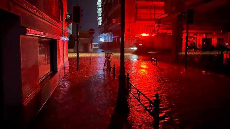 Αυτοκίνητα παρασύρονται από χειμάρρους στον Βόλο