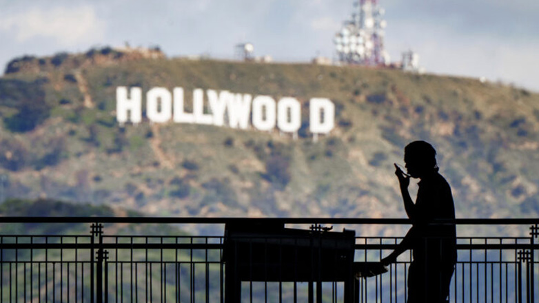 Χόλιγουντ: Η συντεχνία των σεναριογράφων καλεί σε τερματισμό της απεργίας