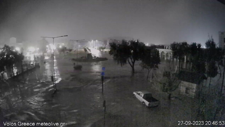 Προσπάθεια απεγκλωβισμού πολιτών από το κέντρο του Βόλου – Οικογένειες με μικρά παιδιά σε ταράτσες