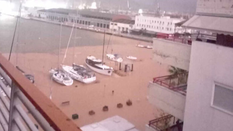 Κακοκαιρία Elias: Ένα με τη θάλασσα η παραλία του Βόλου – Χιλιάδες τόνοι νερού και λάσπης