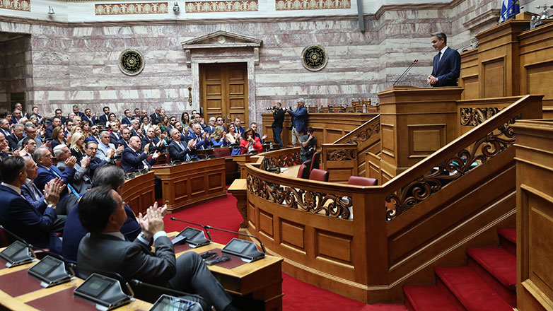 Πειράγματα Μητσοτάκη προς Άδωνι που καθόταν στα έδρανα του ΚΚΕ