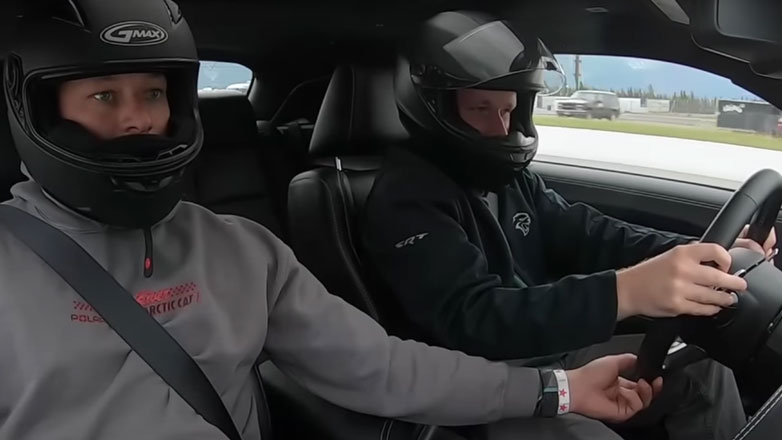 Τυφλός οδηγός σπάει τα στερεότυπα και πιάνει τα 200χλμ./ώρα με muscle car