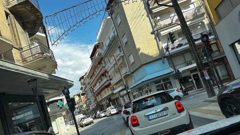 Φλώρινα: Καταγγελίες για χαλασμένο φανάρι σε κεντρικό δρόμο εδώ και μήνες – Μεγάλος κίνδυνος για τα μικρά παιδιά