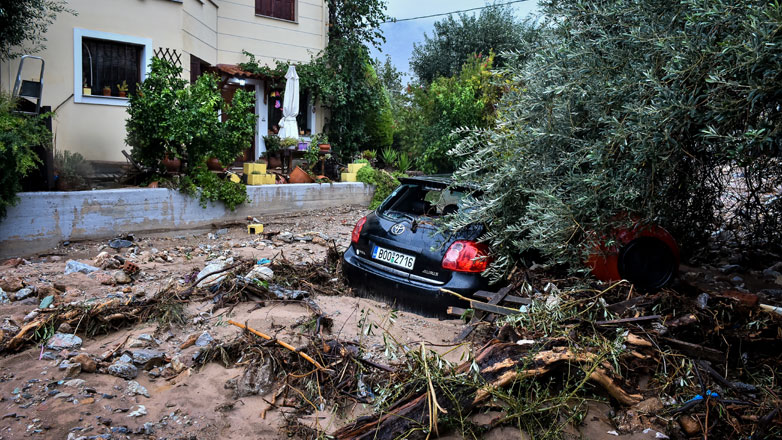 Εύβοια: Οδηγός παρασύρθηκε από τα ορμητικά νερά στο Μαντούδι – Σώθηκε από δυνάμεις της πυροσβεστικής