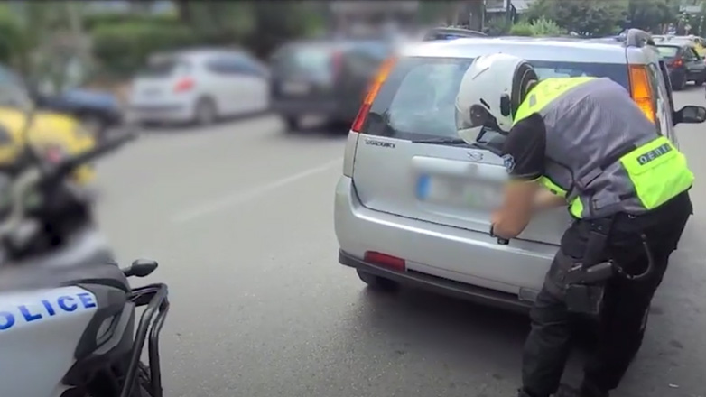 Εντατικοί έλεγχοι για διπλοπαρκάρισμα σε Αττική και Πειραιά – 321 παραβάσεις σε 3 μέρες