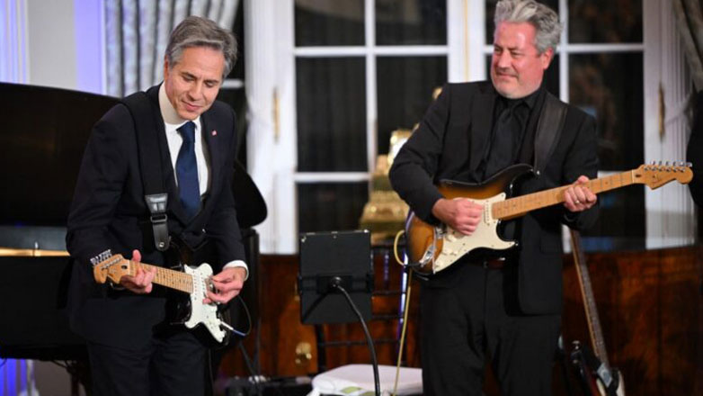 Ο Μπλίνκεν παίρνει την κιθάρα του δινοντας νέα ώθηση στην αμερικανική «μουσική διπλωματία»