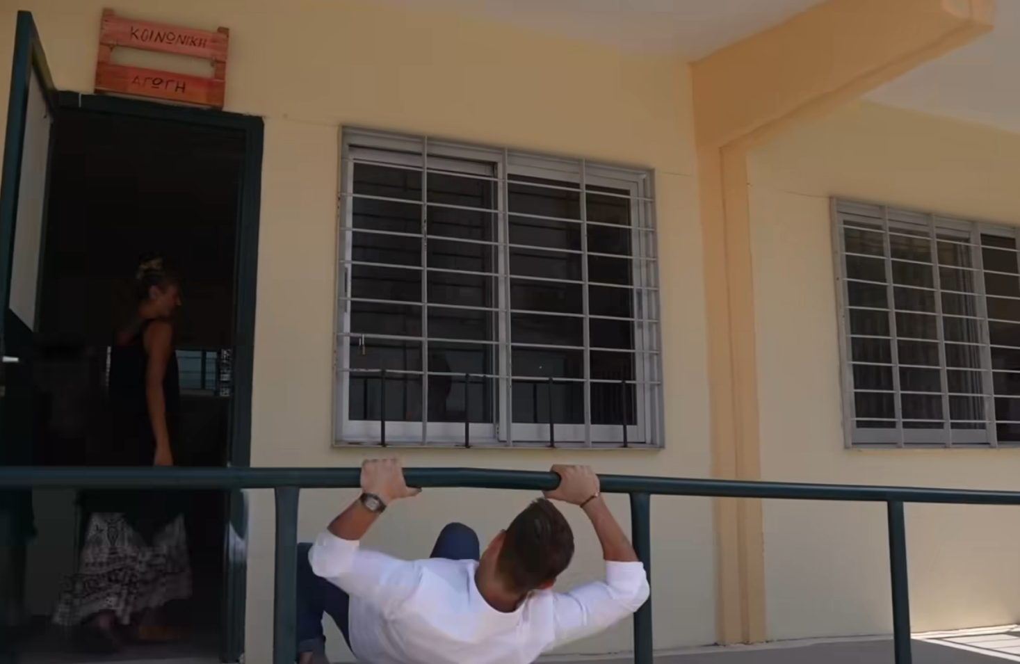 Στέφανος Κασσελάκης: Επισκέφθηκε σχολείο ΑμεΑ και μπήκε σε αίθουσα με limbo