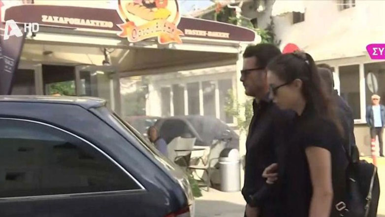Γιώργος Αγγελόπουλος: Έφτασε η σορός της μητέρας του στη Σκιάθο – Στο πλευρό του η Δήμητρα Βαμβακούση