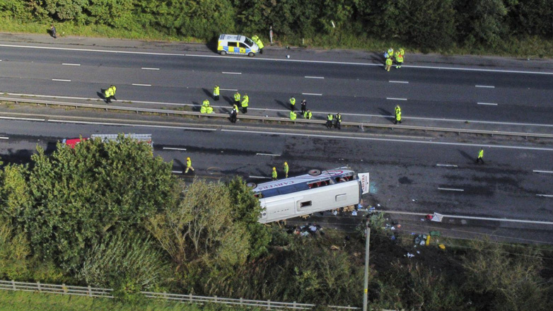 Ανατροπή σχολικού λεωφορείου στο Λίβερπουλ: Νεκρός ο οδηγός και μία 14χρονη