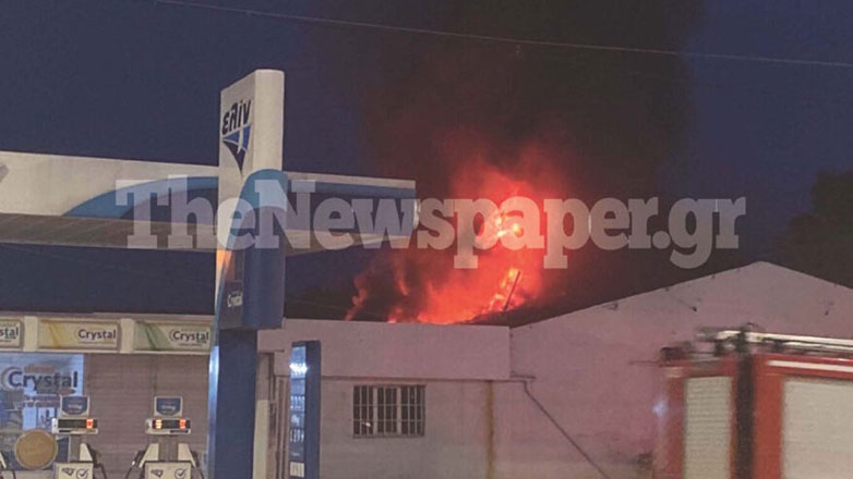 Βόλος: Μεγάλη φωτιά σε αποθήκη κοντά σε βενζινάδικο
