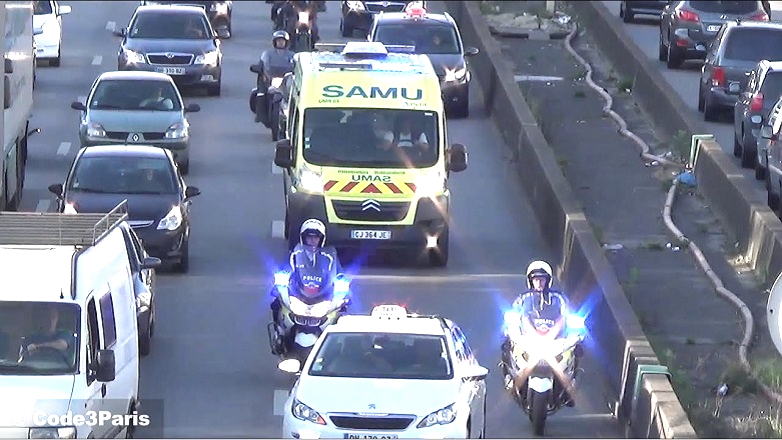 Συνοδεία ασθενοφόρου από μοτοσυκλετιστές της αστυνομίας στου δρόμους του Παρισιού