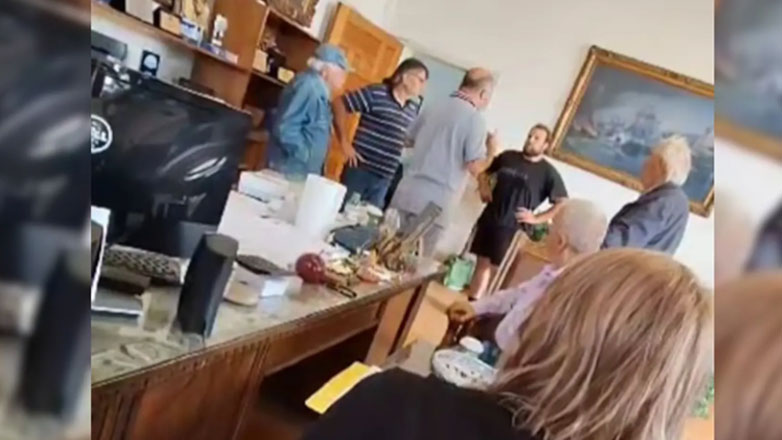 Τι απαντά ο Αχιλλέας Μπέος για το χαστούκι σε πλημμυροπαθή