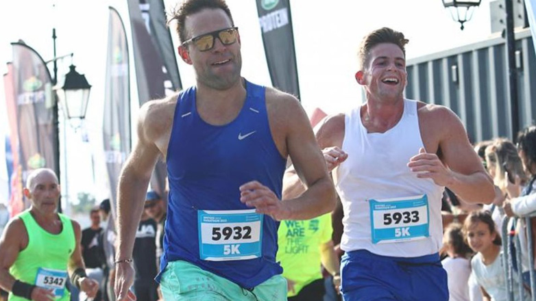 Ο Στέφανος Κασσελάκης και ο Tyler τερμάτισαν στον αγώνα στις Σπέτσες