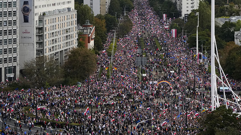 Πολωνία: Μαζική διαδήλωση στη Βαρσοβία δύο εβδομάδες πριν από τις βουλευτικές εκλογές