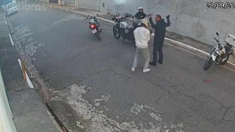 Έσωσε τη μοτοσικλέτα του από τους κλέφτες