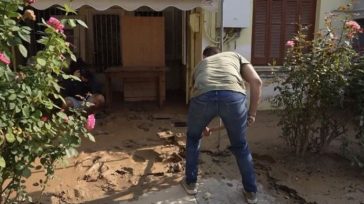 Στον Βόλο με φτυάρι και γαλότσες ο Κασσελάκης