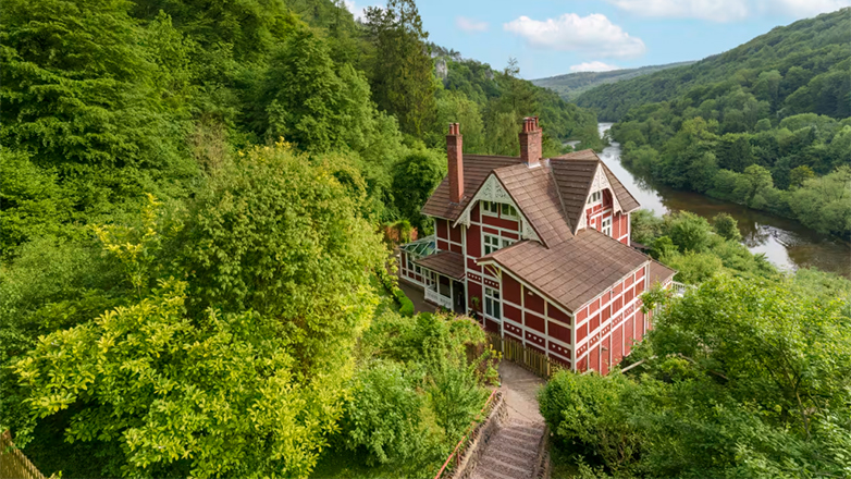 «Sex Education»: Πωλείται το σαλέ του Ότις και της Τζιν από τη διάσημη σειρά του Netflix