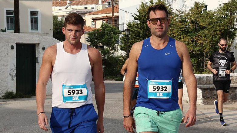 Στέφανος Κασσελάκης: Διήμερο στις Σπέτσες με τον Tyler – Το γεύμα σε εστιατόριο και το πουρμπουάρ