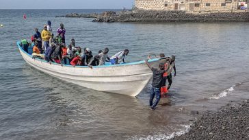 Ισπανία: Σχεδόν 300 μετανάστες έφθασαν με πλοιάριο στα Κανάρια Νησιά