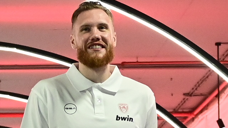 Ολυμπιακός: Εκτός της λίστας των ξένων για την Basket League ο Μπραζντέικις