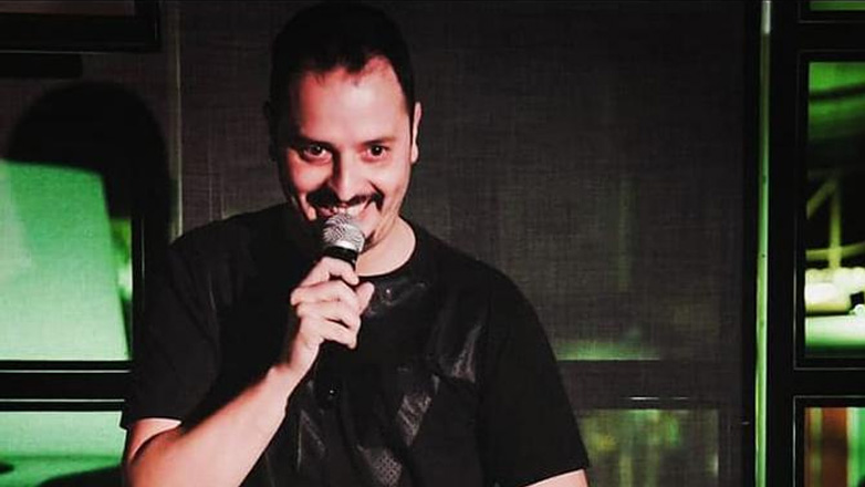 Συγκίνησε ο Αλέξανδρος Τσουβέλας: Η ξεχωριστή αφιέρωση που έκανε μετά την παράστασή του στο θέατρο Παπάγου