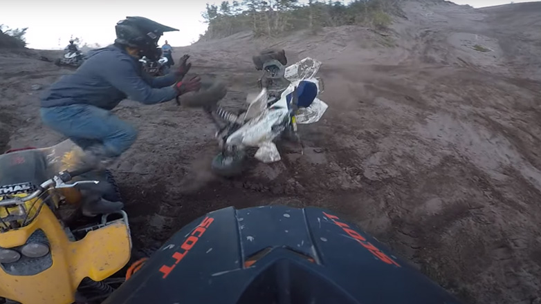 Αναβάτης προσπαθεί να σταματήσει μια γουρούνα που κυλά από έναν λόφο