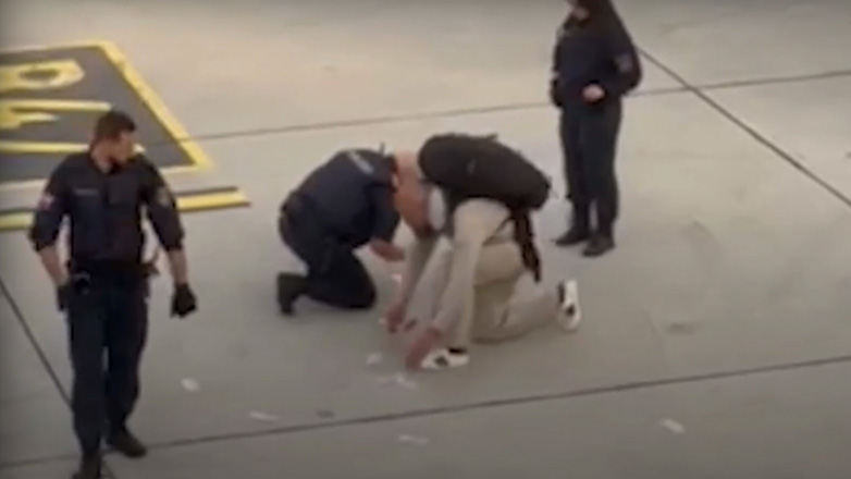 Θυμωμένη επιβάτιδα αεροπλάνου πετά λεφτά στον αέρα