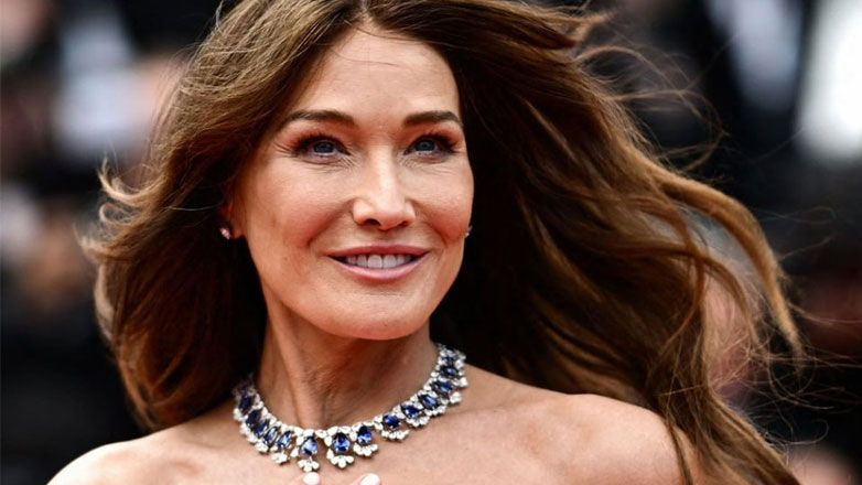 Η Carla Bruni αποκάλυψε πρώτη φορά ότι το 2019 διαγνώστηκε με καρκίνο του μαστού