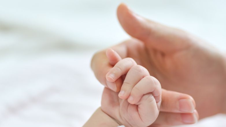 Νάξος: Σε τουαλέτα νοσοκομείου γέννησε 13χρονη – Δεν ήξερε ότι είναι έγκυος