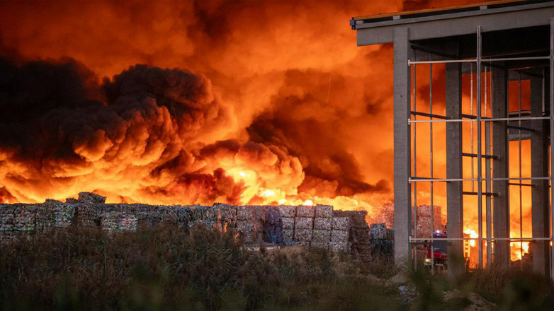 Κροατία: Τοξικοί καπνοί στο Όσιγιεκ από πυρκαγιά σε αποθήκη πλαστικών