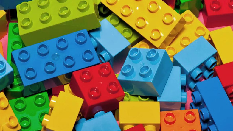 Βιώσιμες λύσεις αναζητά η Lego που στοιχειώνεται από το πλαστικό της
