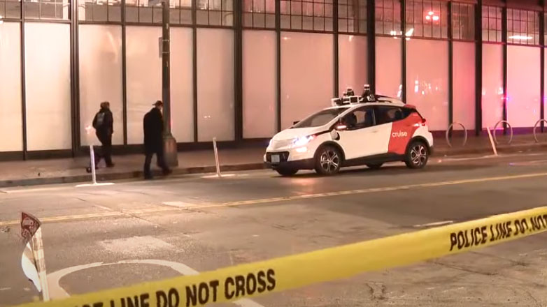 Απίστευτο: Αυτοκινούμενο ταξί πάρκαρε πάνω σε γυναίκα που ήταν πεσμένη στο δρόμο μετά από άλλο τροχαίο