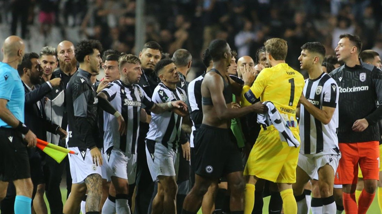 ΠΑΟΚ-Άιντραχτ Φρανκφούρτης: Μεγάλη ένταση στο φινάλε του αγώνα, αποβλήθηκαν οι Μεϊτέ και Τραπ!