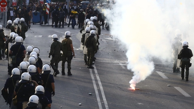 ΑΕΚ-Άγιαξ: Ένταση και χημικά στη Νέα Φιλαδέλφεια κατά την άφιξη των οπαδών της ολλανδικής ομάδας