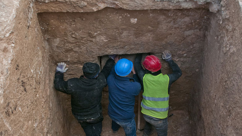 Ισραήλ: Ανακαλύφθηκε τάφος αρχαίας Ελληνίδας εταίρας και σπάνιος καθρέφτης