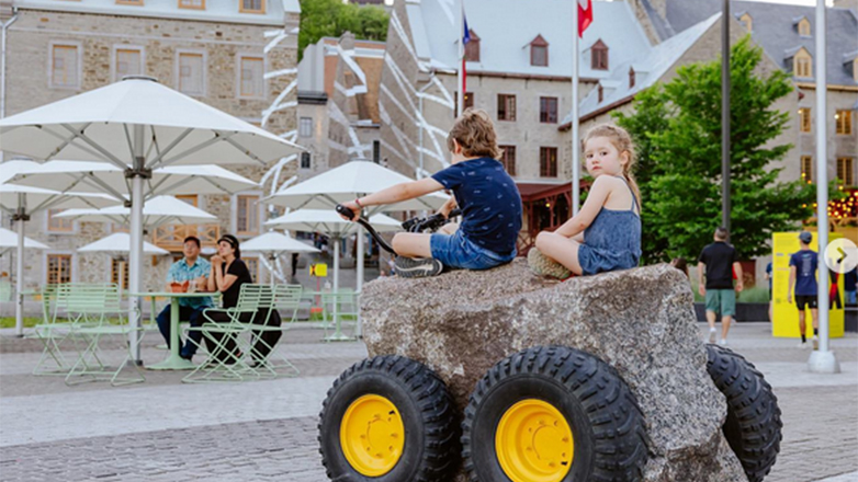 Γλυπτά οχήματα από γρανίτη στη «Radical Nature» του Baptiste Debombourg