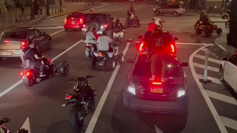 Συμμορία μηχανόβιων σπάει το αμάξι γυναίκας με τα δύο παιδιά της μέσα – Ξέχασαν όμως τί σημαίνει μάνα