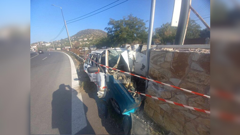 Τροχαίο στη Λεωφόρο Αθηνών-Σουνίου: Ι.Χ. καρφώθηκε σε τοίχο