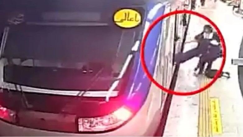 Ιράν: Άγριος ξυλοδαρμός 16χρονης στο Μετρό επειδή δεν φορούσε σωστά μαντήλα