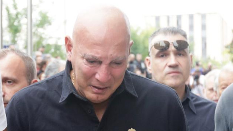 Η συγκλονιστική στιγμή που ο Γκάλης αγκαλιάζει την σύζυγο του Γιάννη Ιωαννίδη και κλαίνε μαζί!