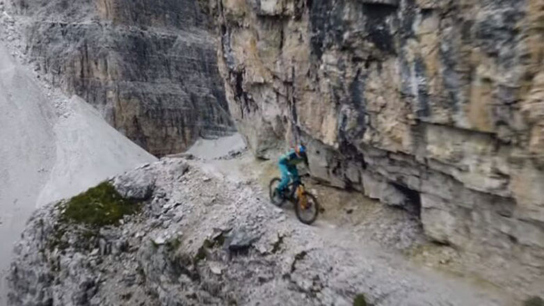 Απίστευτο βίντεο: Δείτε πού κάνει ποδήλατο ο πρωταθλητής του mountain bike