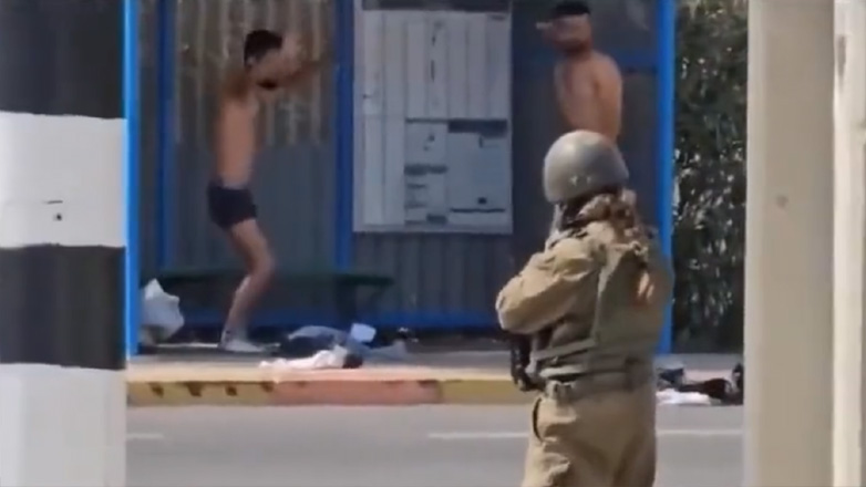 Πόλεμος στο Ισραήλ: Γυναίκα στρατιώτης γδύνει μέλη της Χαμάς με την απειλή όπλου